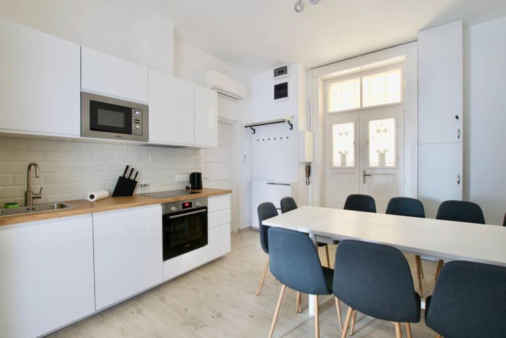 Premium Apartment By Hi5 - Astoria 4 Bedroom Budapest Exterior photo